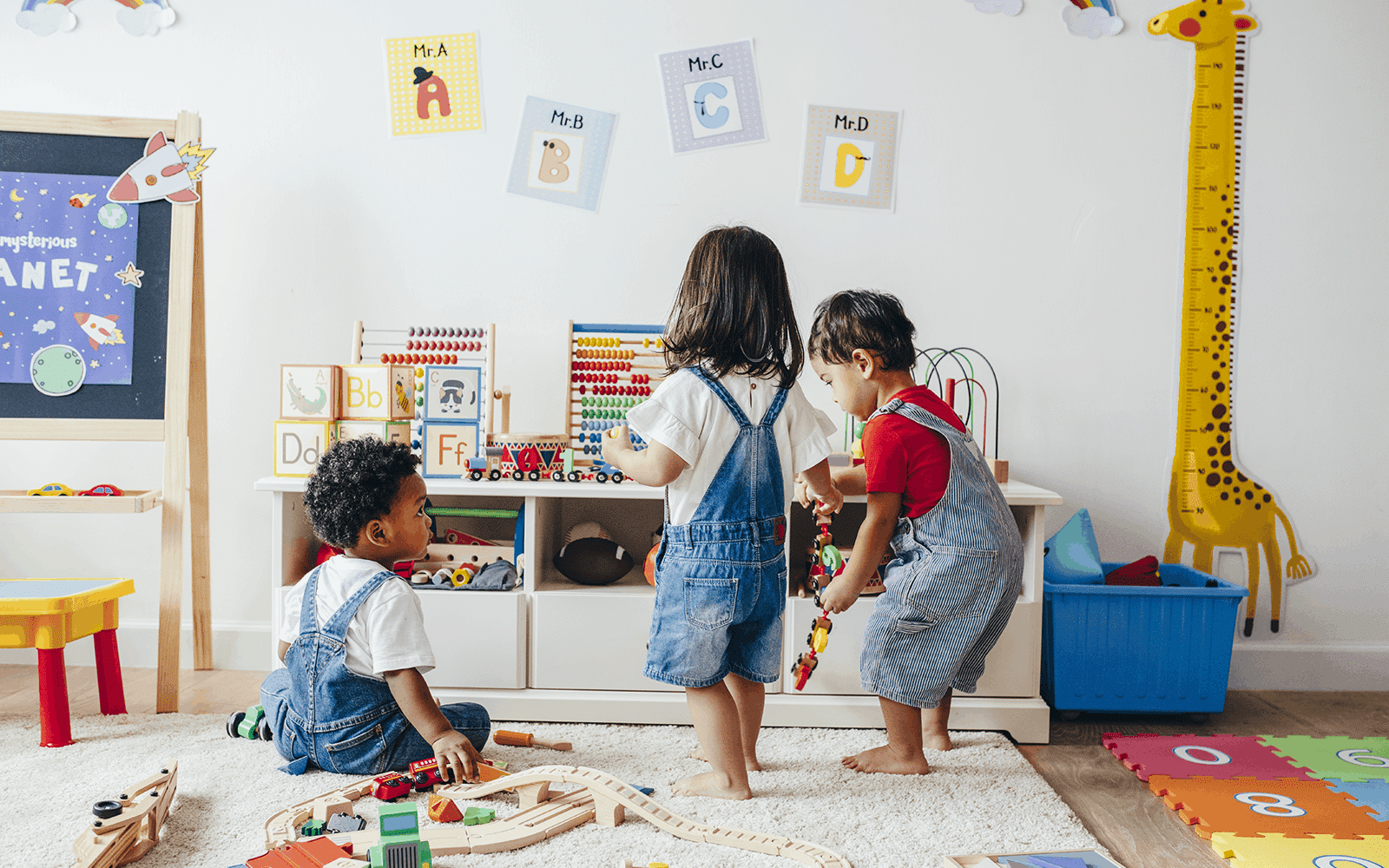 IPT Blog graphic showing daycare communication and parent engagement strategies